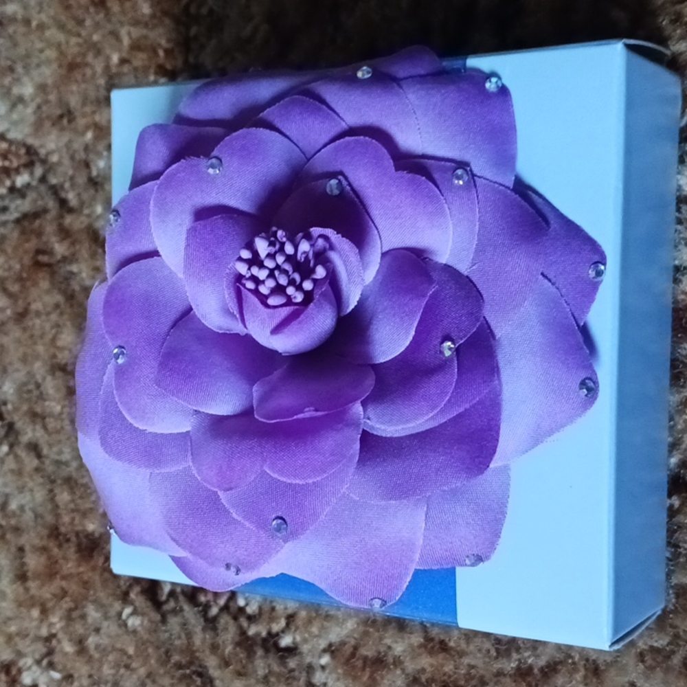 Flower pin